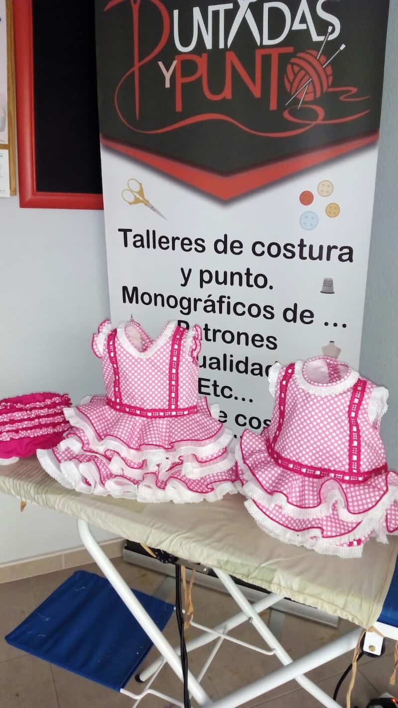 Trajes de flamenca infantiles rosa con lunares blancos